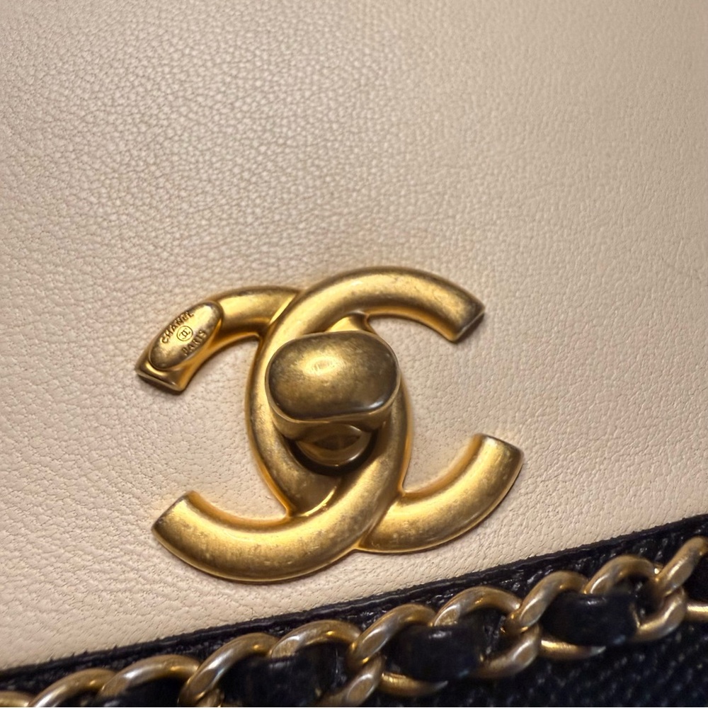 Chanel Lovely Chains Small Flap Bag Beige and Black - Picture 3 of 16